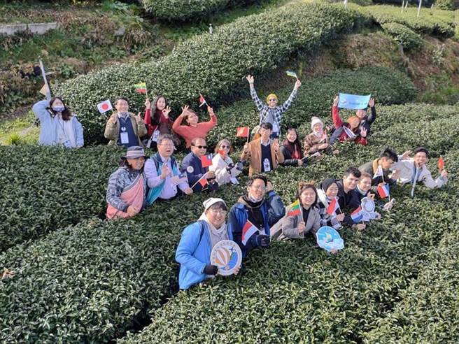 （来自全国11所大学的21名外籍生，到梨山地区完成三天两夜部落体验。图／参山国家风景区管理处提供）