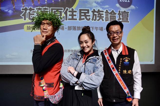 原住民乐舞文化丰富多元，兼具传统创新课题为重要课题，原民处陈建村处长，期望能透过政府的力量协助原民乐舞文化能有更蓬勃的发展（右至左： 陈建村处长、 舞思爱.羔露、少多宜.筛代老师）／中国时报 王志伟摄