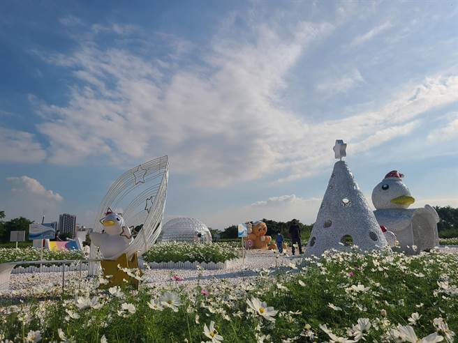三重鸭鸭公园雪白世界 中南部民眾也抢体验。（新北市高摊处提供）