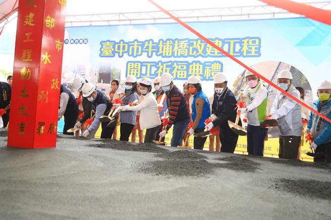 台中市西屯區中清路上牛埔橋跨越港尾子溪排水幹線，上游段未辦理拓寬整治，橋跨距僅17公尺，造成牛埔橋處河道通洪空間不足，市府20日舉行開工展開改建。（盧金足攝）