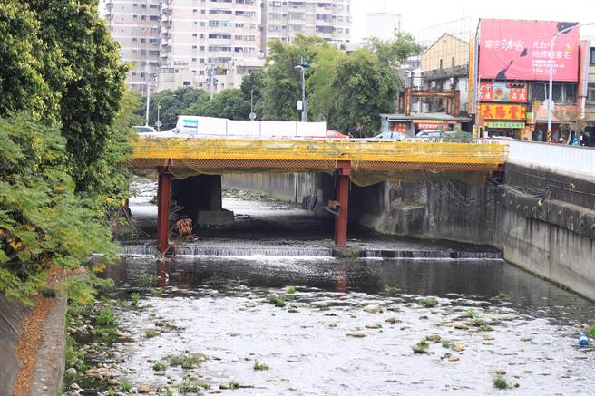 為縮短交通黑暗期，採用「全橋封閉」及「新設鋼便橋改道」辦理，工期預計1年半，也請民眾配合交通指示改道。（盧金足攝）