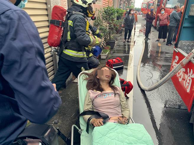 女屋主遭浓烟呛伤，脸部遭熏黑，一脸惊恐、无奈，送医救治后已无大碍。（民眾提供／谢琼云彰化传真）