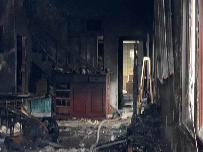 彰化田中镇一处透天民宅，一大早传出火警，室内家具全烧燬，起火原因竟是因为国二男学生，不满被父母叫起床责骂，竟点火烧棉被引发火警。（消防局提供／谢琼云彰化传真）