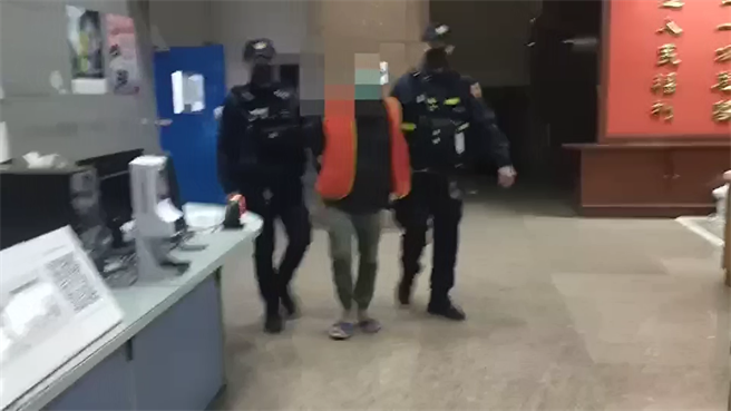 张姓男子曾开砂石车撞总统府，19日留宿桃园八德的旅馆又忘带走枪遭逮。(翻摄照片／蔡依珍桃园传真)