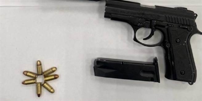 张姓男子曾开砂石车撞总统府，19日留宿桃园八德的旅馆又忘带走枪遭逮。(翻摄照片／蔡依珍桃园传真)