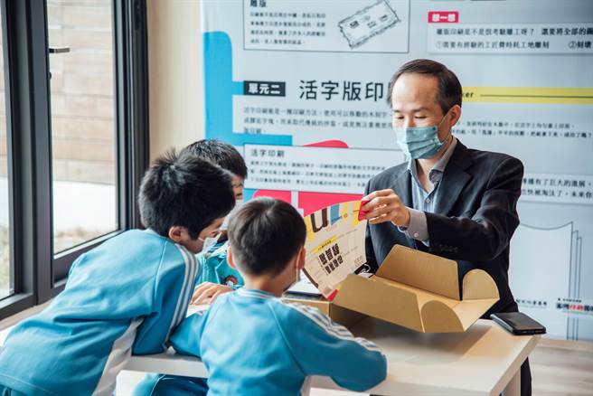 国资图馆长刘仲成示范印刷演进教具箱的操作。（国立公共资讯图书馆提供）