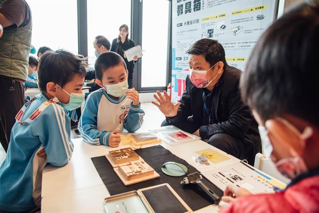 台中市文化局副局长施纯福解说印刷演进的歷史。（国立公共资讯图书馆提供）