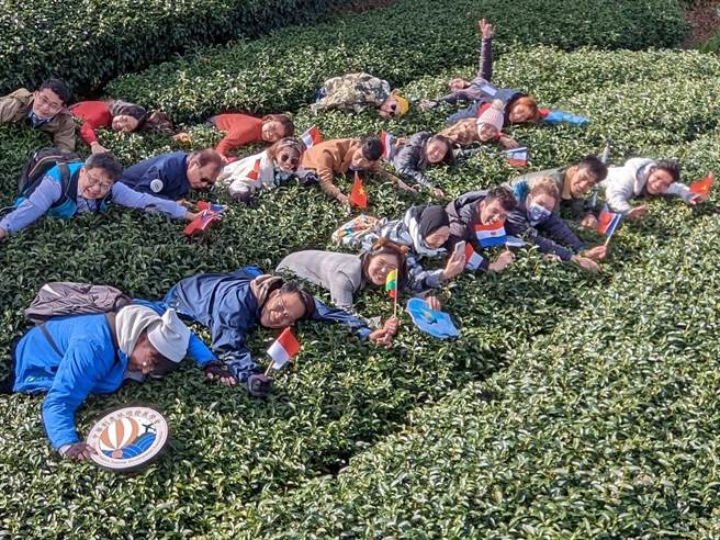 来自10个国家的21名外籍生，到梨山地区完成3天2夜部落体验。（参山处提供）