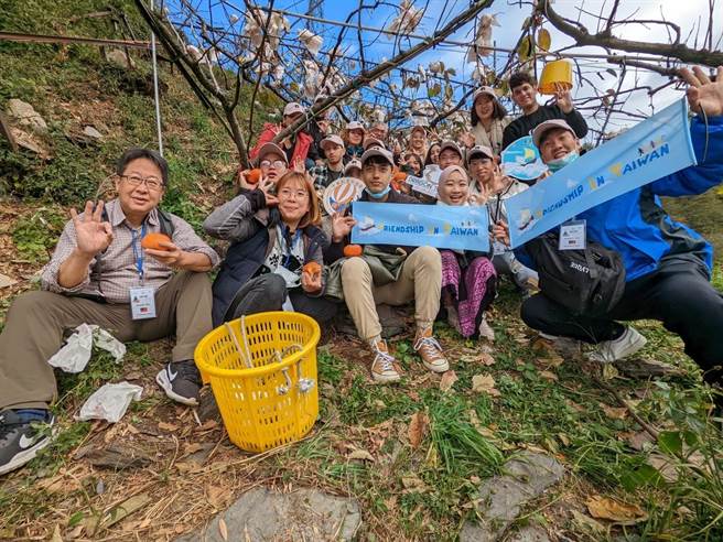 来自10个国家的21名外籍生，到梨山地区完成3天2夜部落体验。（参山处提供）