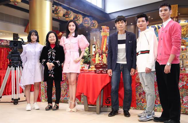 麦语彤（左起）、沛小岚、杨谨华、夏靖庭、宥凯、刘韦辰卡司亮相。（陈俊吉摄）