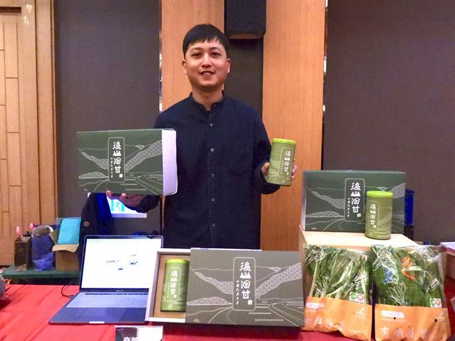 种植山苦瓜的青农蔡牧群，虽已准备好产品，但缺乏管道行销，今年首度参与计画，再设计团队协助下，进行网页设计，并针对现有茶罐做包装，盼让产品吸引消费者目光。（罗亦晽摄）