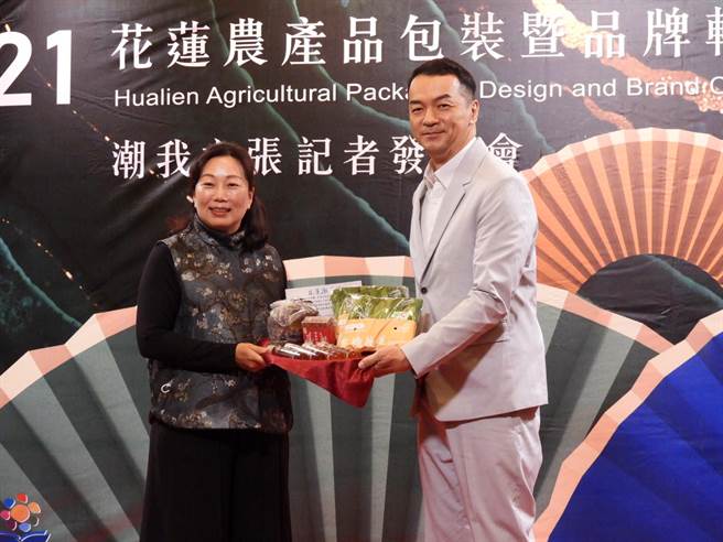 花莲县府今年再次邀请「全联先生」邱彦翔担任「花莲先生」，替在地农产品代言。（罗亦晽摄）