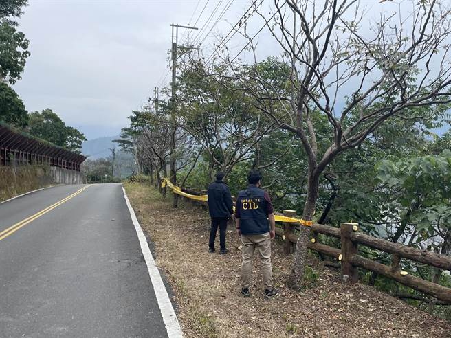 林嫌不满遭苏姓债主追讨近9万元债务，勒毙苏男后弃尸在六龟山区边坡，警方带嫌犯搜山寻获被害人遗体。（翻摄照片／石秀华高雄传真）