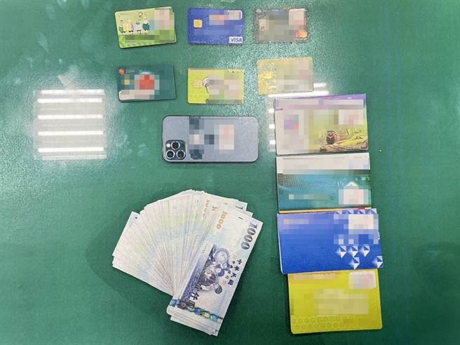 徐姓车手搭车到太平区中兴路沿线金融机构提款，被休假员警查觉其形迹可疑，进而查获其车手身份，并起出赃款新台币10万元、金融卡6张及存簿4本。（台中市太平警分局提供／冯惠宜台中传真）