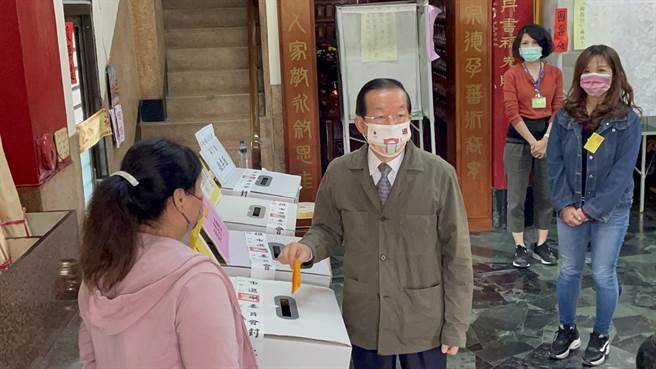 驻日代表谢长廷日前回高雄投票。（本报资料照片，洪靖宜摄）