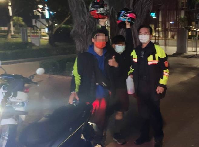 台中市2名大一男学生「夜衝」兼练车，半路机车突然「顾路」，警热心到加油站购买汽油解困，让2人圆看夜景梦。（台中市警第二分局提供／张妍溱台中传真）