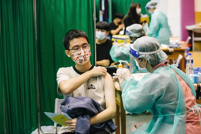 指揮中心表示，12歲至17歲的學生中，已施打第一劑疫苗約110萬人，目前有意願施打第二劑的比例達9成，部分縣市已於12月16日起陸續接種。(資料照，郭吉銓攝)