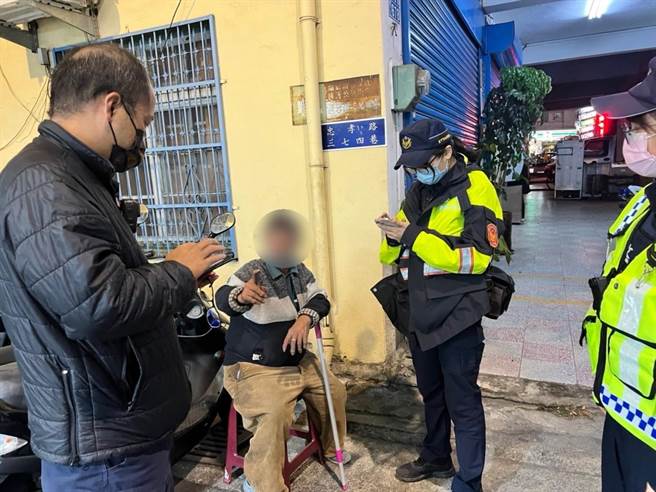 85岁的杨姓老翁在同个地点不断绕圈长达3小时被热心民眾发现报警协助。（台中市第三分局提供／冯惠宜台中传真）