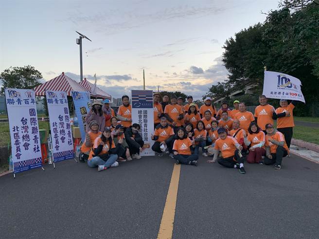 国际联青社台湾总会北区委员会马荣华总监及各社社友，担任2021台北马拉松赛道补给站志工。（吴玉山提供）
