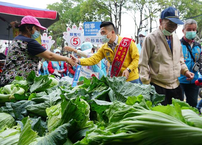台中市第2选区立委补选，国民党候选人顏宽恒20日前往乌日明道花园城市场徒步拜票，他指之前没听过对手对地方发展、需求、和愿景的说法，直到今天才听到。（黄国峰摄）