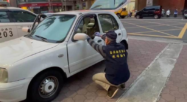 警方在竹南镇某家超商前，发现失窃的车辆。（翻摄照片／李京升苗栗传真）