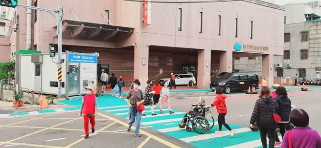 新竹市中华路新竹国泰医院前路段总长160公尺、宽1.5公尺的绿色标线人行道，相当醒目，让走路就医的民眾安全更有保障。（新竹市政府提供／陈育贤新竹传真）