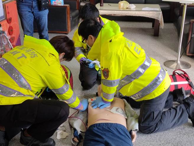 面對本周恐迎來入冬最冷寒流，桃園市蘆竹消防分隊提醒要保暖、運動要結伴，且學會高品質的CPR急救法非常重要。(消防提供／蔡依珍桃園傳真)