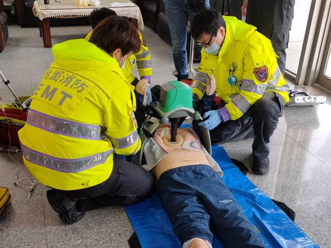 面對本周恐迎來入冬最冷寒流，桃園市蘆竹消防分隊提醒要保暖、運動要結伴，且學會高品質的CPR急救法非常重要。(消防提供／蔡依珍桃園傳真)