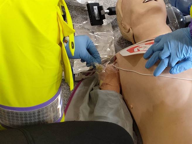 面對本周恐迎來入冬最冷寒流，桃園市蘆竹消防分隊提醒要保暖、運動要結伴，且學會高品質的CPR急救法非常重要。(消防提供／蔡依珍桃園傳真)