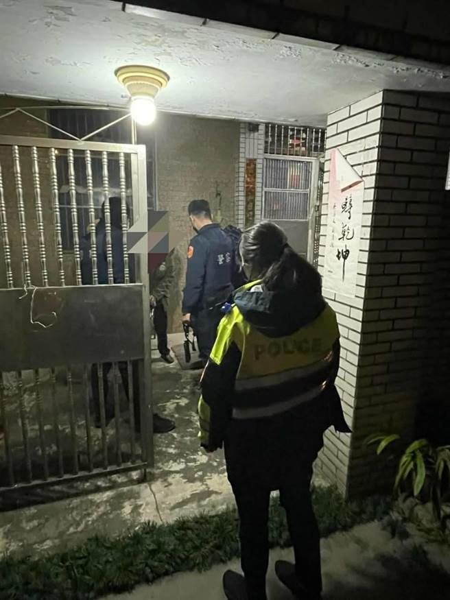 寒夜老妇迷途，文中里长陈武卿和中路所员警，警民合作成功助返家。(翻摄照片／蔡依珍桃园传真)