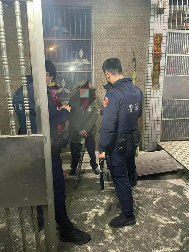 寒夜老妇迷途，文中里长陈武卿和中路所员警，警民合作成功助返家。(翻摄照片／蔡依珍桃园传真)