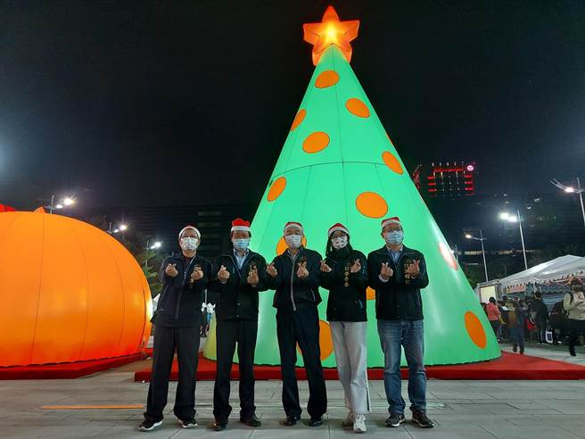 「2021台中好圣诞」19日晚上于台湾大道府前广场温馨点灯，展期至12月24日。（台中市府提供／卢金足台中传真）