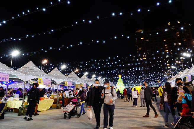 由民政局携手联合社团法人台中市教会发展策略联盟协会，及台中市眾教会举办的「台中好圣诞-予爱同在活动」，展出圣诞公益市集，还有不间断的青年公益舞台表演。（台中市府提供／卢金足台中传真）