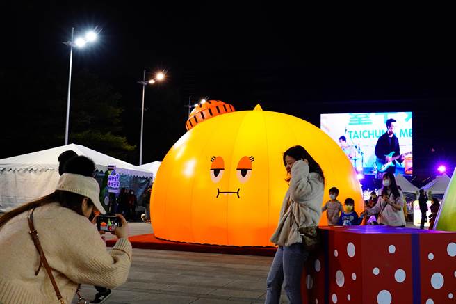 「2021台中好圣诞」19日晚上于台湾大道府前广场温馨点灯，展期至12月24日。（台中市府提供／卢金足台中传真）