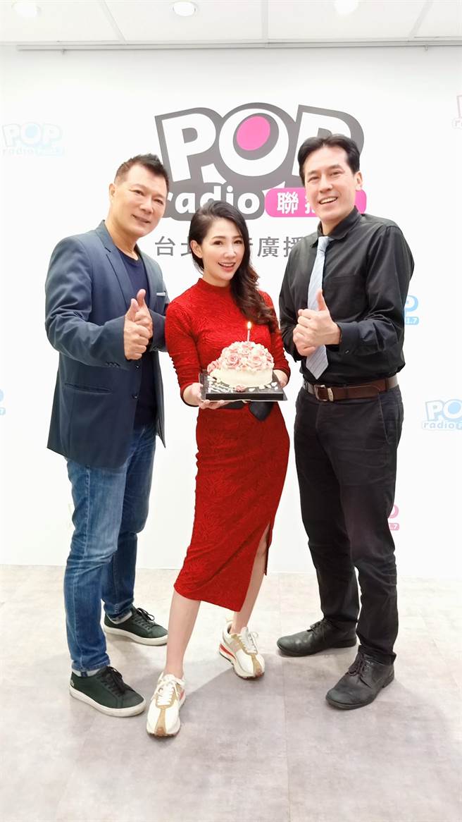 林書煒生日，黃暐瀚(右)與蔡詩萍(左)代表POP Radio全體電台同事送上祝福。（POP Radio提供）