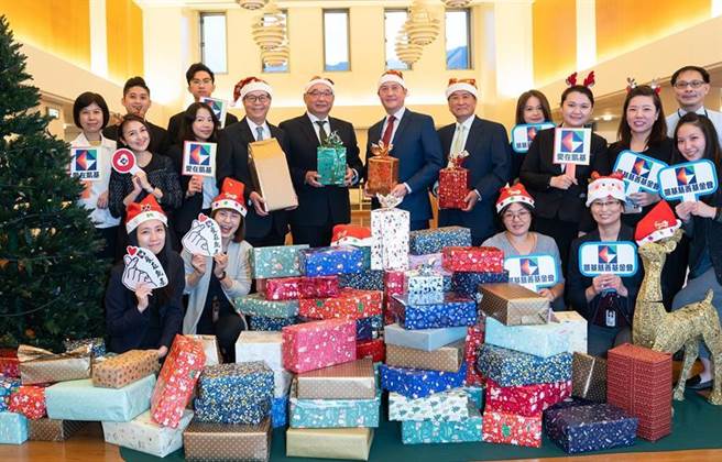 凯基证券董事长许道义(后排左4起)、总经理方维昌、凯基慈善基金会董事长蒋友松、执行长曾锦隆与同仁送爱心礼物鞋盒，让偏乡学童度过耶诞佳节。（图／凯基证券提供）