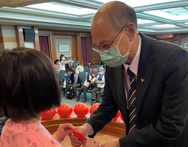 维他露基金会提供每份800元的祝福红包给1600名家扶孩子。（南台中家扶中心提供／卢金足台中传真）