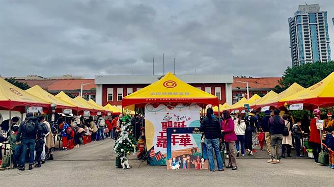 聖誕嘉年華由中華Fun心關懷公益協會連結三個品牌：星星國、冒險王、小學霸共同舉辦，吸引許多大小朋友參加。(圖/永慶房屋提供)