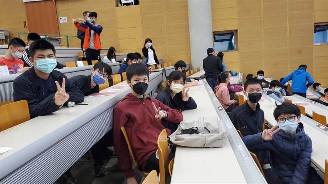 新北市桃子脚国中小参与第十二届WMTC International（世界数学团体锦标赛）收穫4金1银1铜的佳绩。（桃子脚国中小提供）