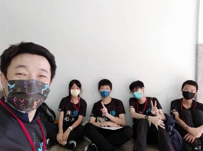 新北市桃子脚国中小参与第十二届WMTC International（世界数学团体锦标赛）收穫4金1银1铜的佳绩。（桃子脚国中小提供）