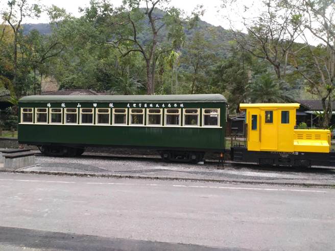 花莲林区管理处今年启动林田山林业文化园区的镇园之宝「机关车」修復计画，委托厂商依原来样貌、顏色等样式进行修復，歷经2个月的时间换上新装，今回到园区，将继续为游客服务。（罗亦晽摄）