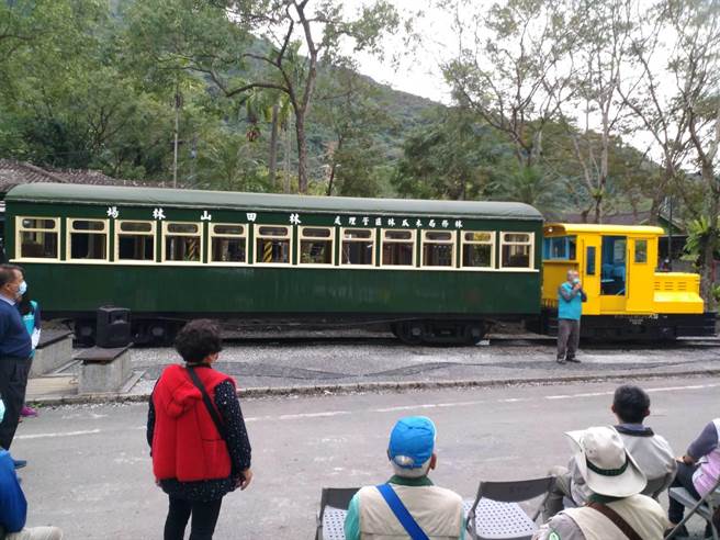 花莲林田山林业文化园区的镇园之宝「机关车」，歷经2个月修復，换上新装，在地居民今也喜迎机关车回家。（罗亦晽摄）