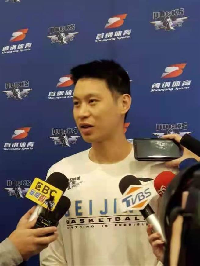 林书豪见面会，媒体问及王力宏，公关不爽强势打断採访。（蓝孝威摄）