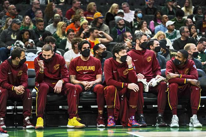 騎士今天一口氣出現5名球員觸發聯盟健康與安全協議停賽。(美聯社資料照)