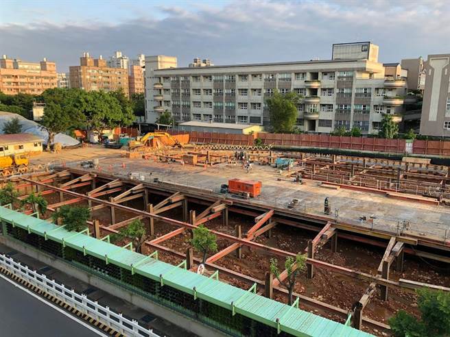 桃園市平鎮文化公園地下停車場去年4月30日施工時崩塌釀1死2傷，如今如火如荼重建中。(蔡依珍攝)