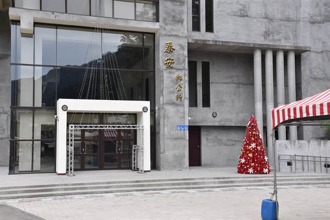 泰安乡2021年客家美食及原艺市集活动，将在20日在新建泰安乡公所大楼前举行耶诞点灯。（谢明俊摄）