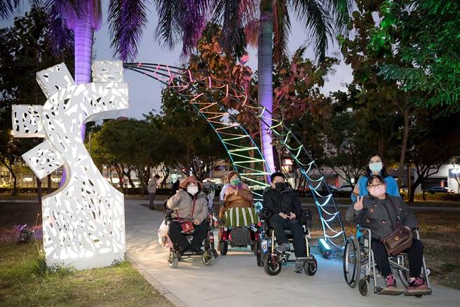 嘉义市北香湖公园光织影舞展区有无障碍步道，轮椅族也好逛。（嘉义市政府提供）