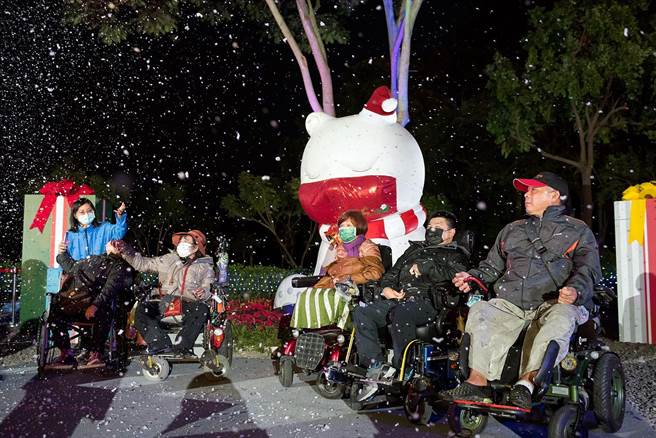 嘉义市北香湖公园沉睡大白熊雪景区有无障碍步道，轮椅族开心赏雪。（嘉义市政府提供）