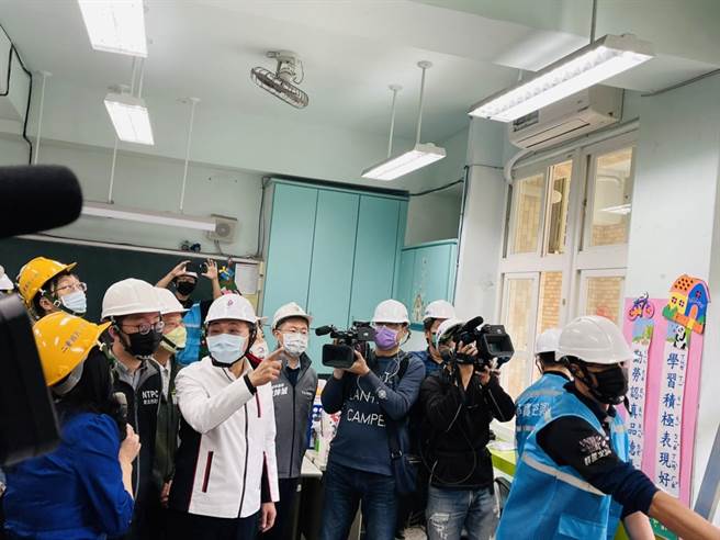 侯友宜20日前往三重区二重国小视察电源改善及冷气装设计画（戴上容摄）