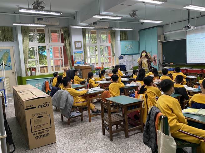 新北市政府投入40亿多元进行公立高中以下学校电源改善及冷气装设计画（戴上容摄）